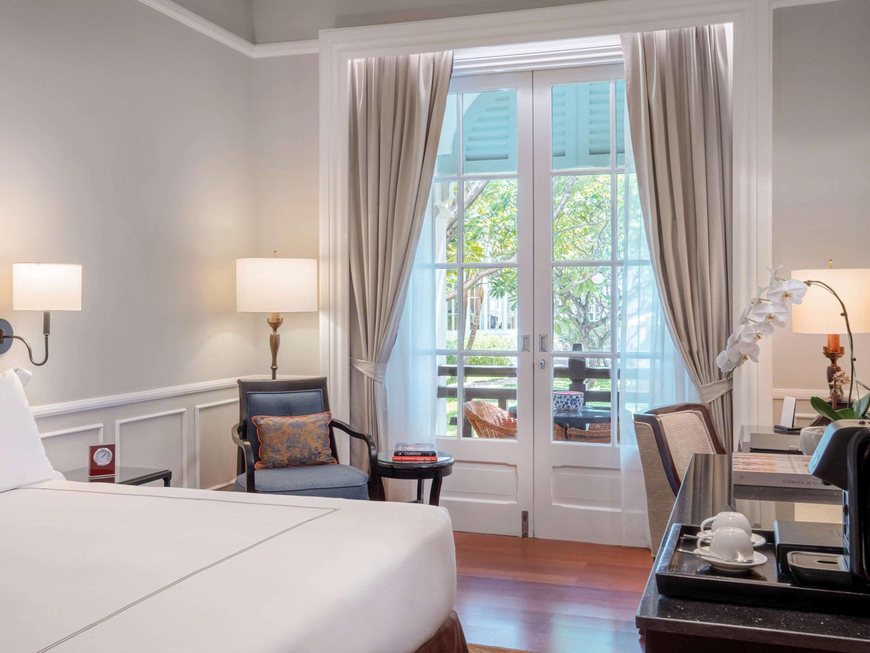 State, King Bed, Garden View