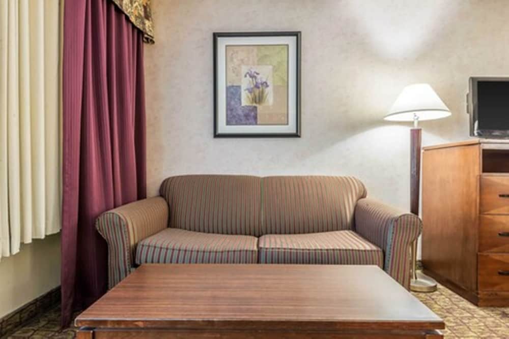Hotel Hamburg NY 39/55