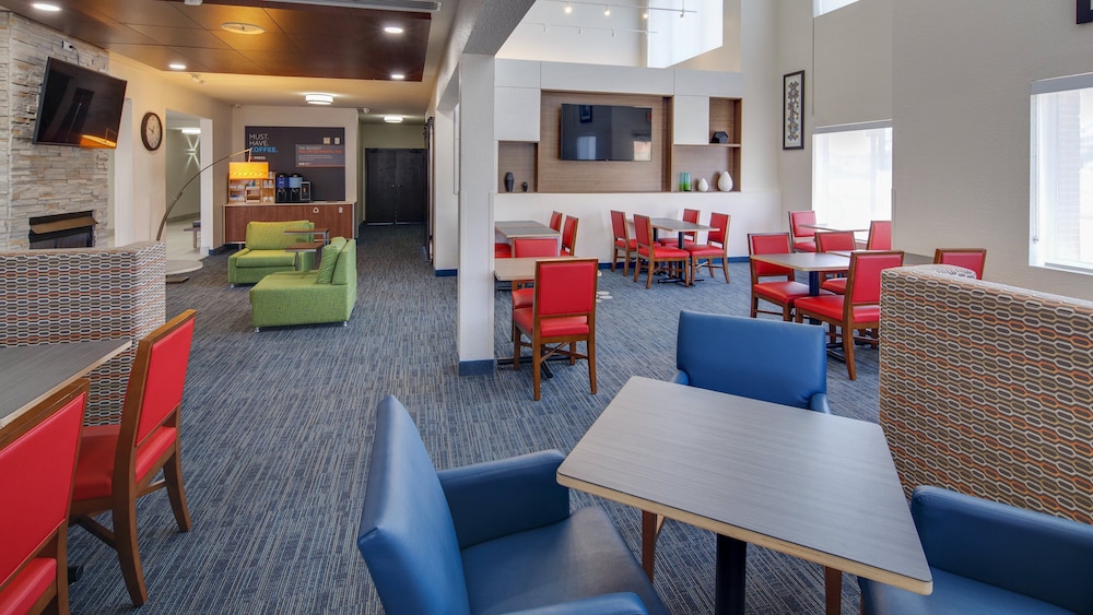 Holiday Inn Express Hotel And Suites Detroit Farmington Hills 40/53
