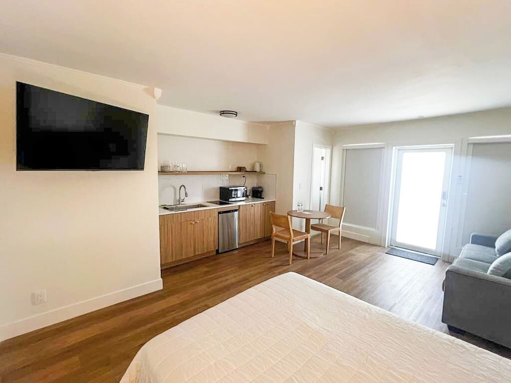 Tiana Beach Inn 27/48