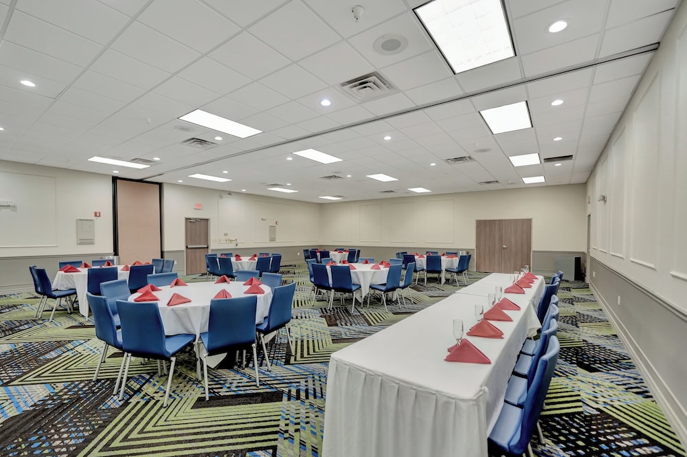Holiday Inn Express Hotel Suites Beatrice 64/76
