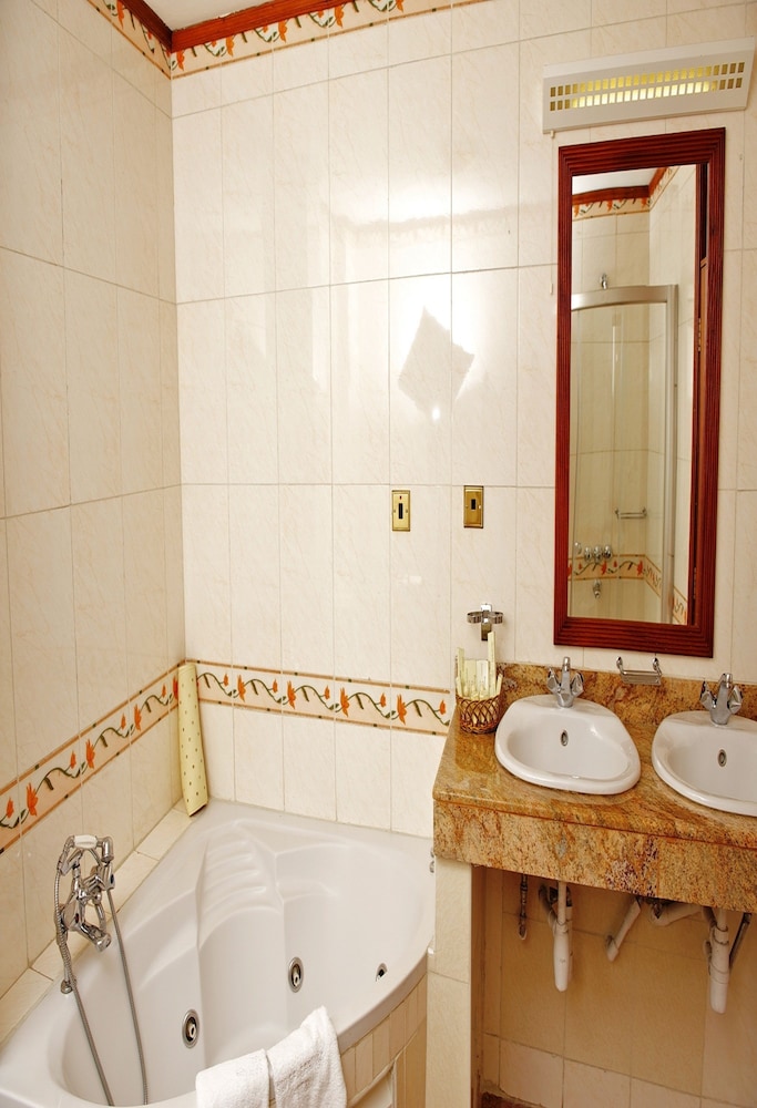 غرفة قياسية بسرير كينج، Muthu Silver Springs Hotel Nairobi 3/3