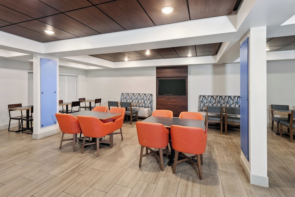 Holiday Inn Express Hotel & Suites Urbana-Champaign(U Of I Area) 62/74
