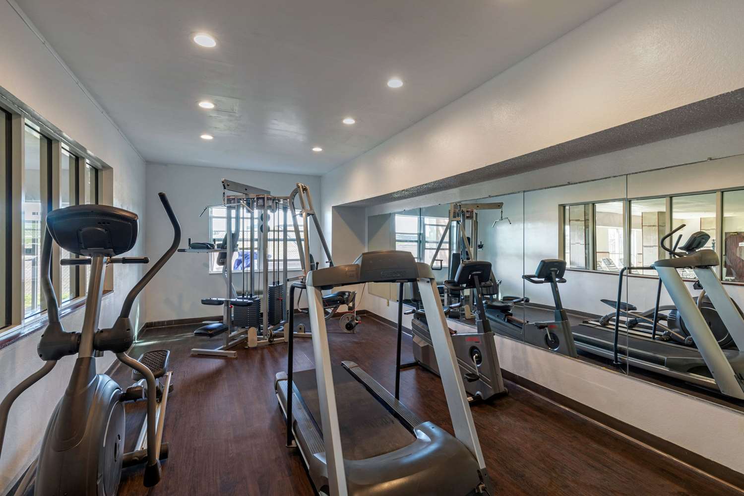 Quality Suites Addison-Dallas 24/42