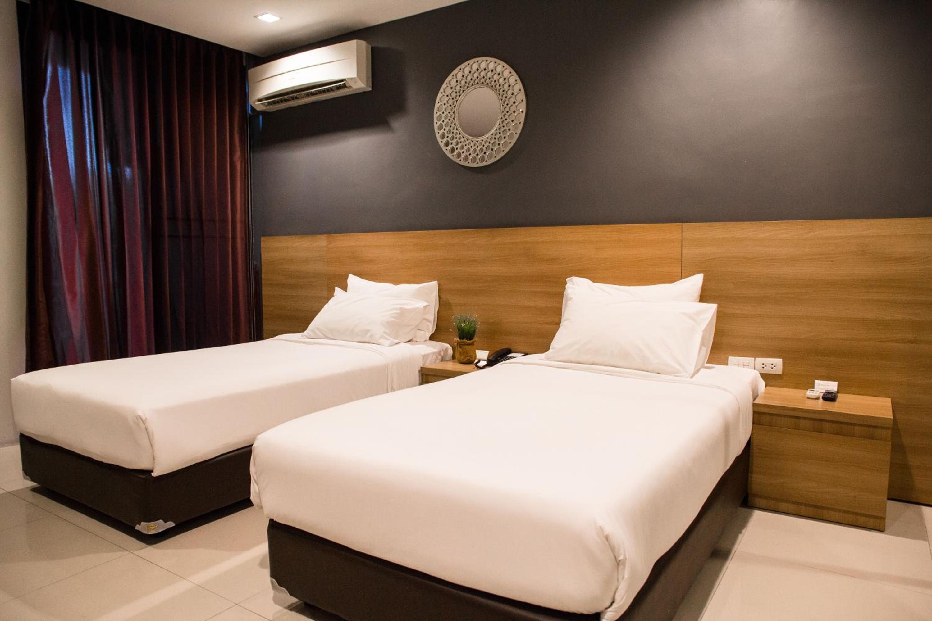 ROOM, TWIN BEDS