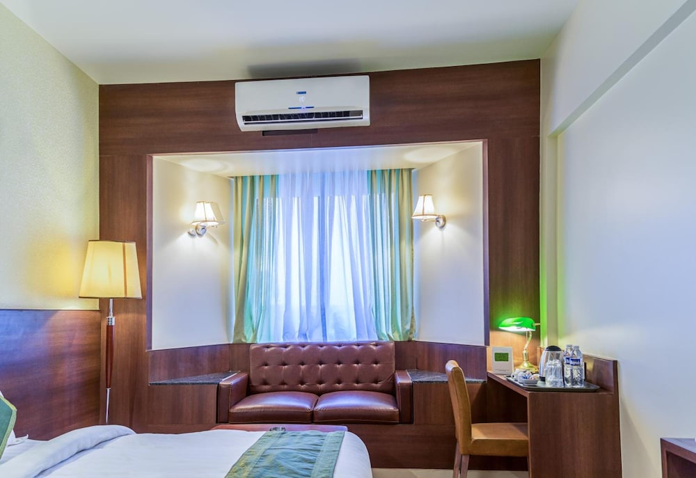 Treebo Grand Emerald Pune 32/50