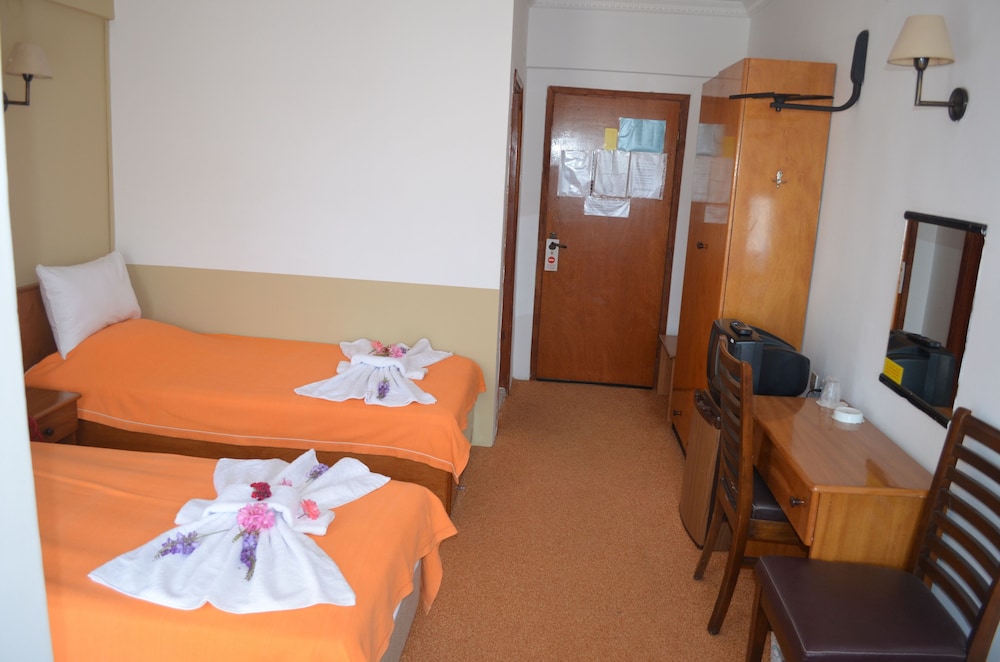 Megas Hotel 16/45
