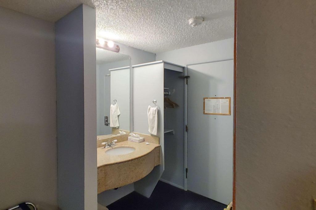 Room, 2 Queen Beds, Smoking, Rodeway Inn Seattle Airport 2/2