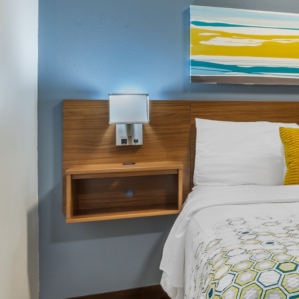 جناح بسرير كوين مع أريكة، HomeTowne Studios & Suites by Red Roof Greensboro 4/8