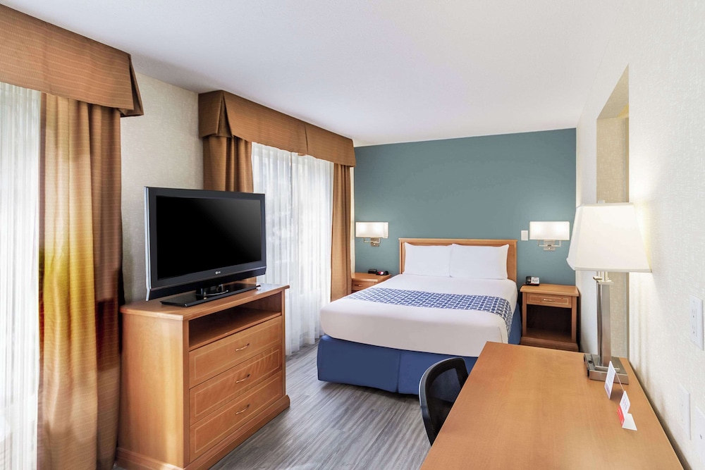 جناح بسرير كوين مع أريكة، Econo Lodge Inn & Suites Calgary - University 2/2