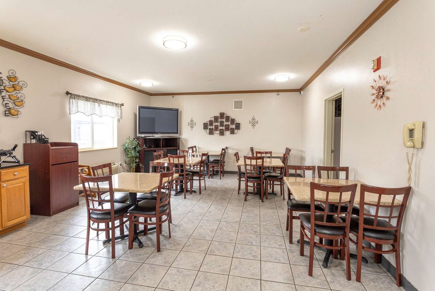 Super 8 By Wyndham Big Rapids 17/29