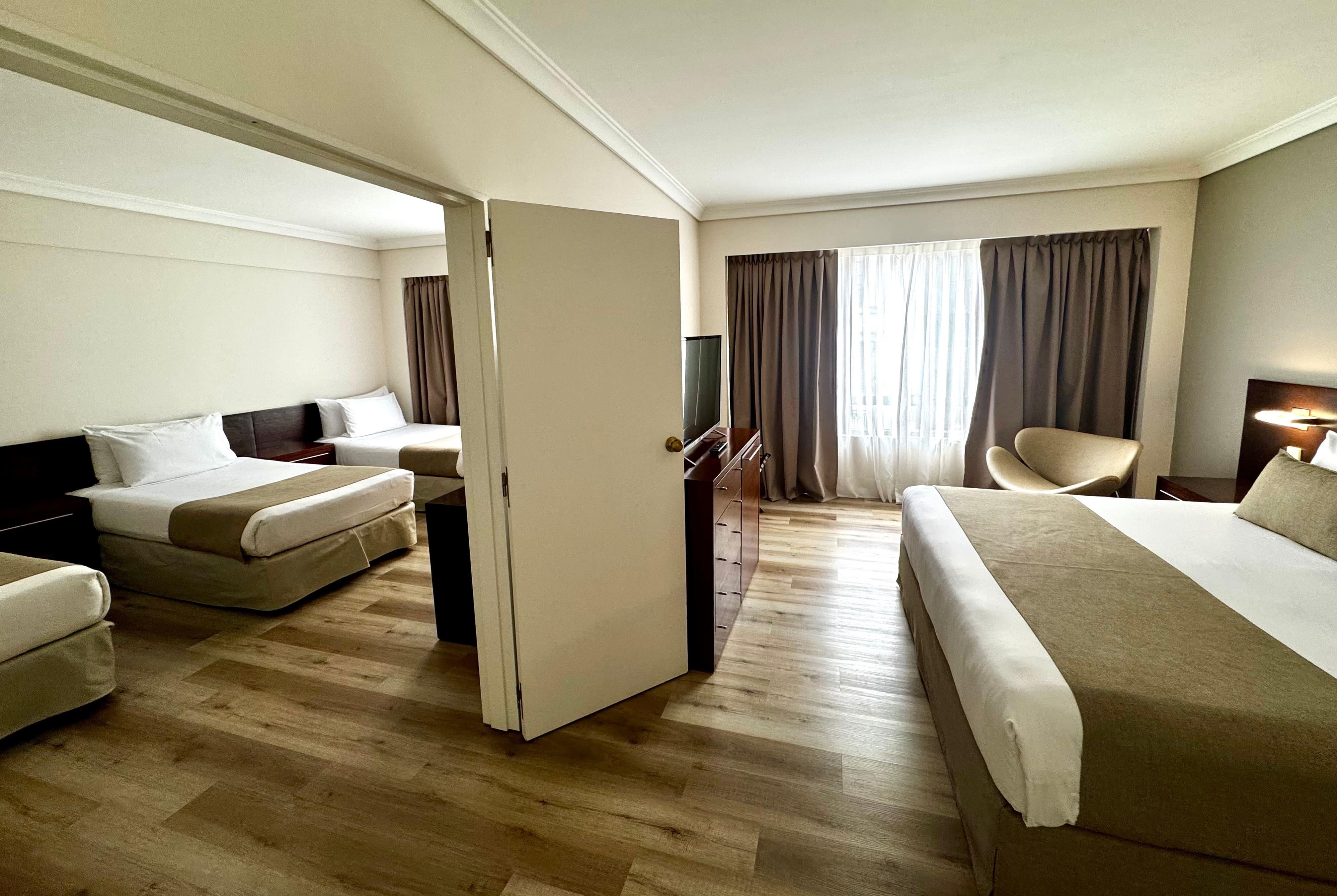 Suite, 3 Beds, Queen Bed