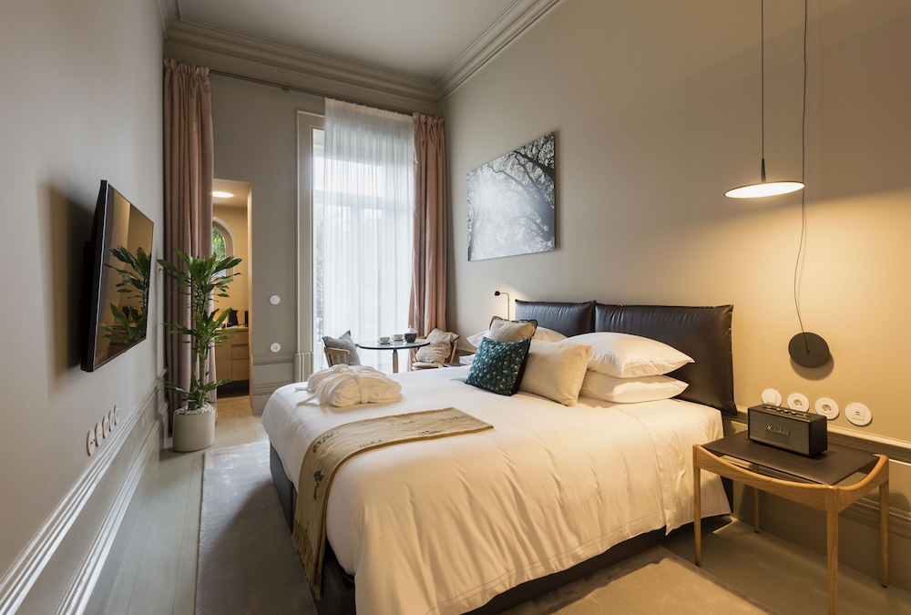 DELUXE, DOUBLE OR TWIN BED