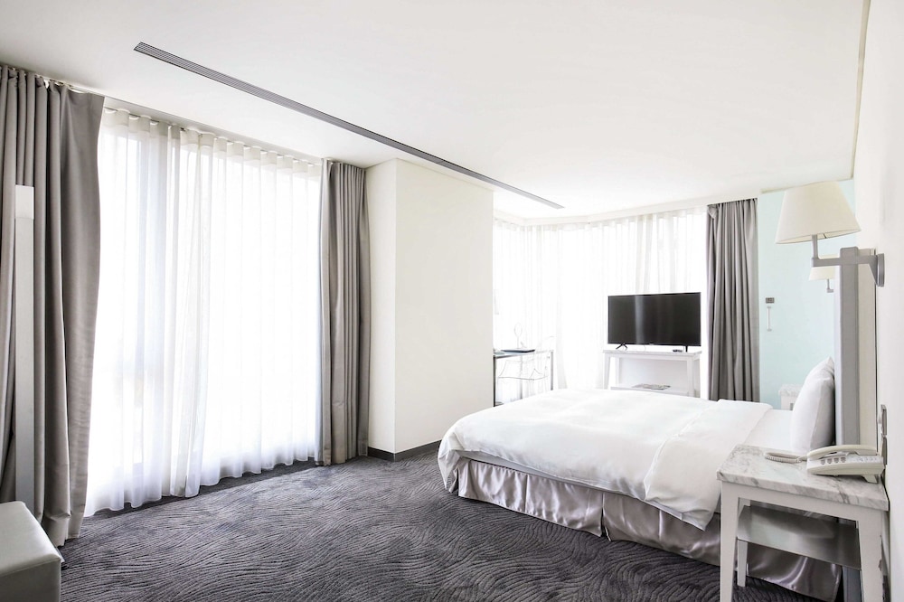 غرفة ركنية بسرير كوين، Ambience Hotel 2/10