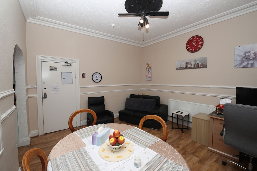 Woodville Lodge Leeds Free Parking Direct Bus to City Centre 31/45
