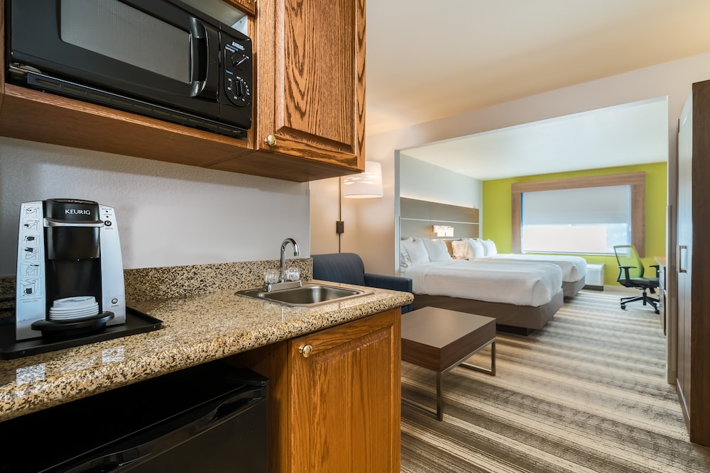 Holiday Inn Express & Suites Rocky Mount/Smith Mtn Lake 65/75