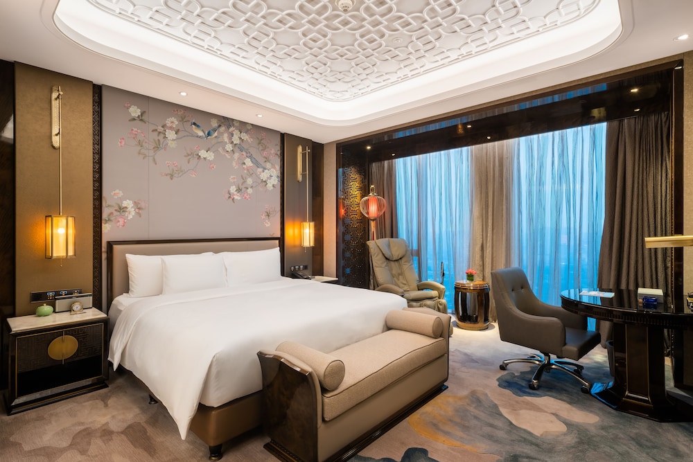 Grand, Deluxe, King Bed, River View, Wanda Reign Chengdu 2/10