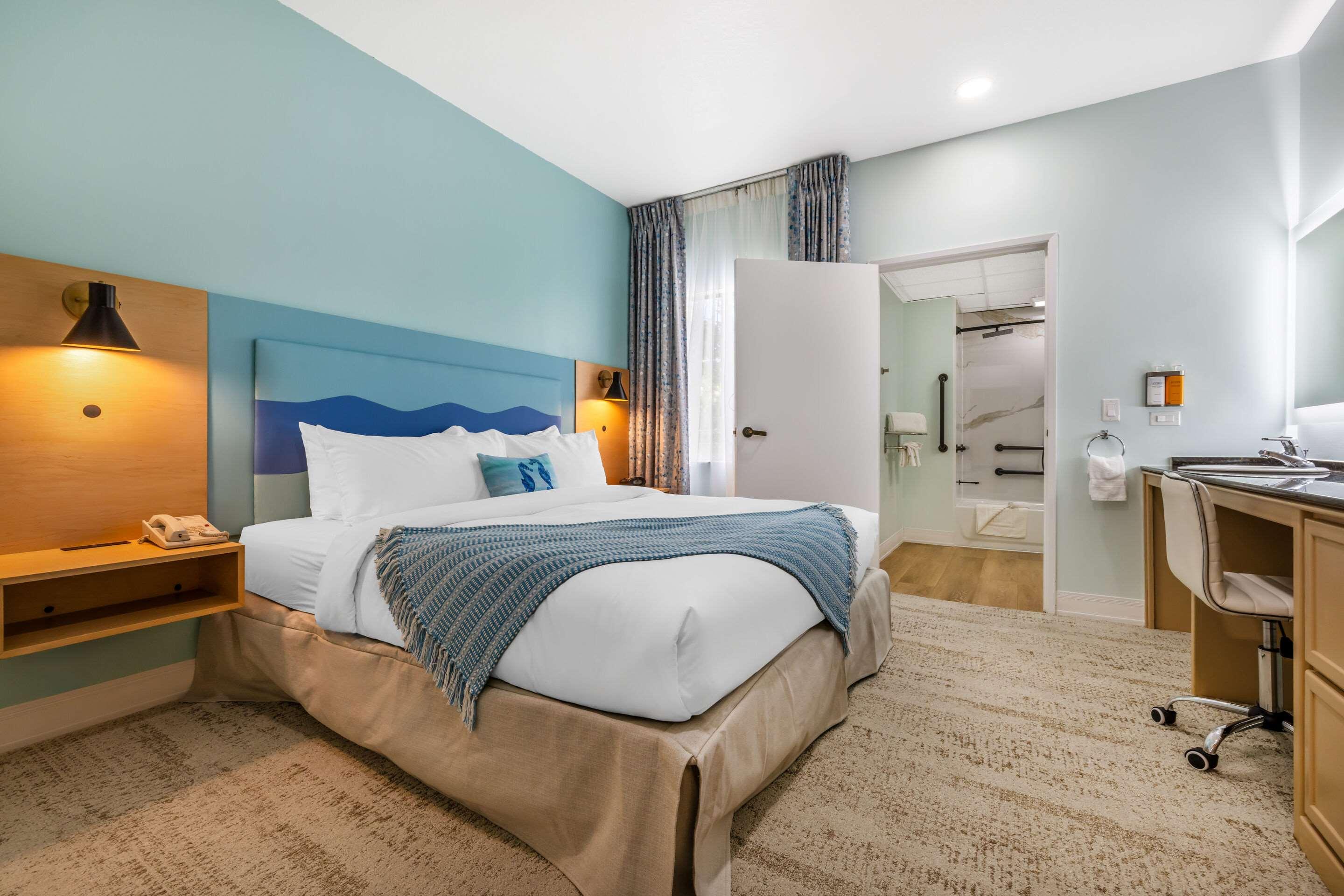 SUITE, KING BED, ACCESSIBLE