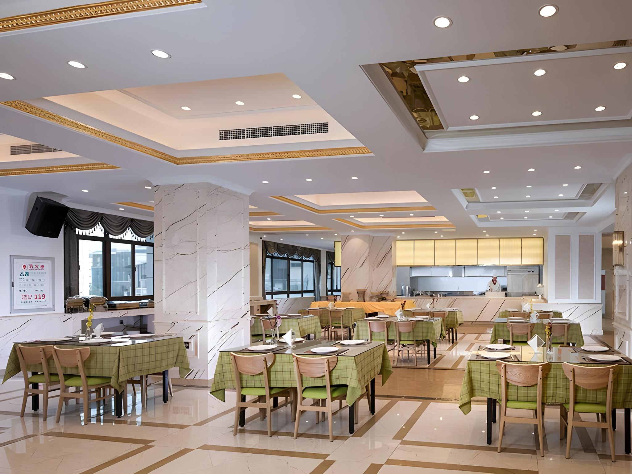 Vienna International Hotel (Chongqing Yufu Industrial Park) 38/42