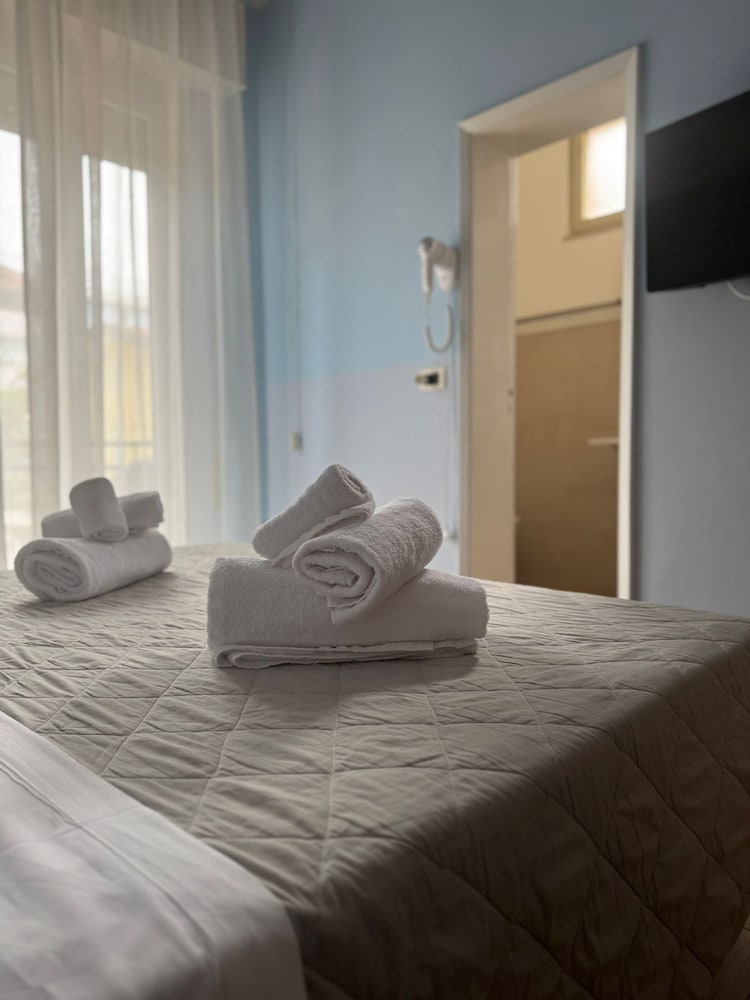 ROOM, DOUBLE BED