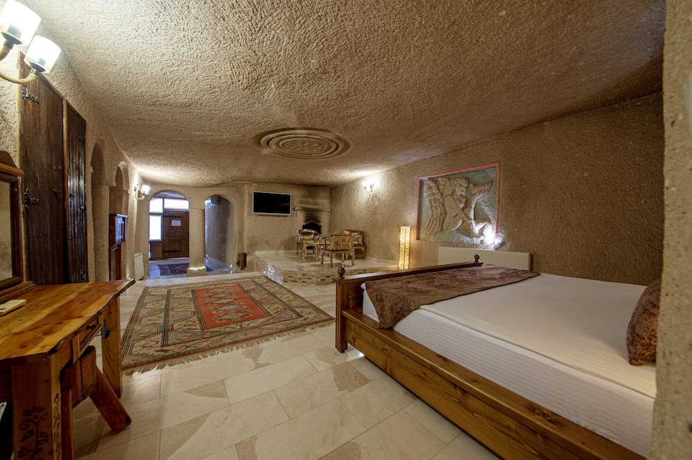 SUITE, KING BED, SAUNA, HOT TUB