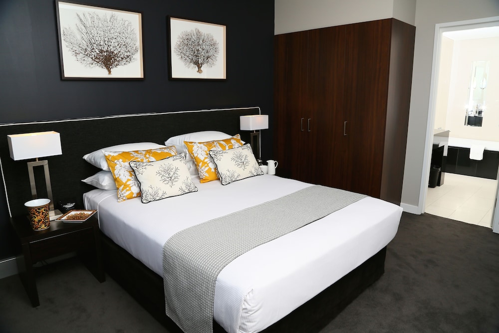 EXECUTIVE, SUITE