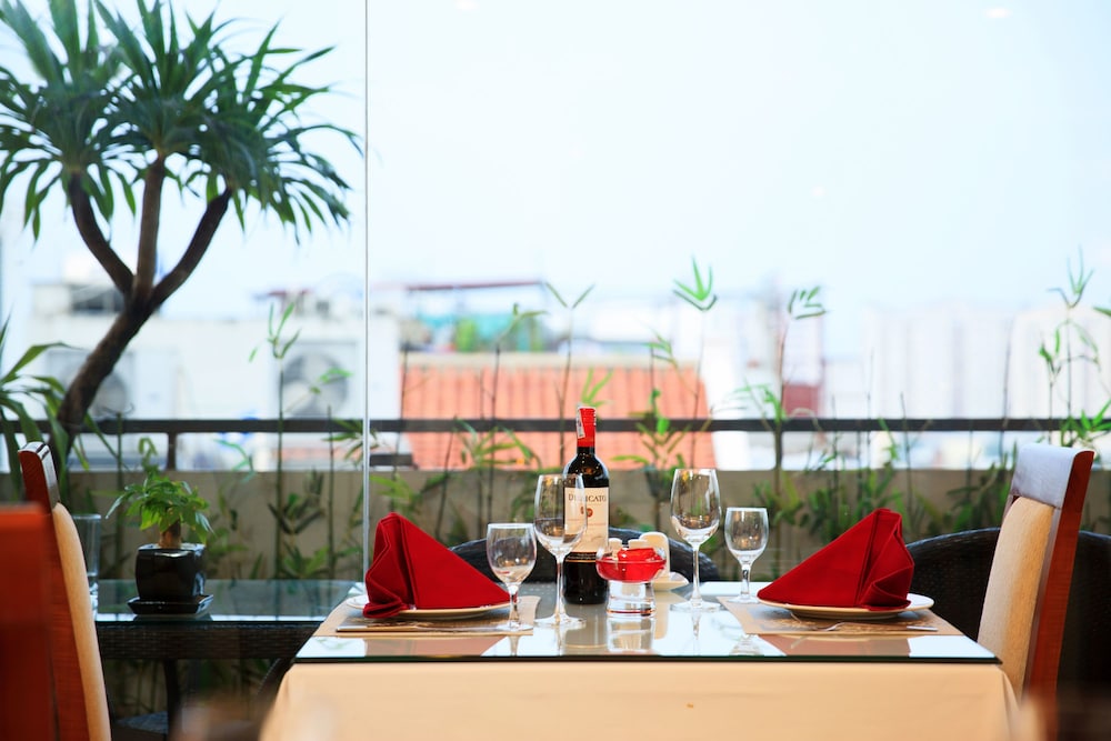 Luxeden Hotel 50/65