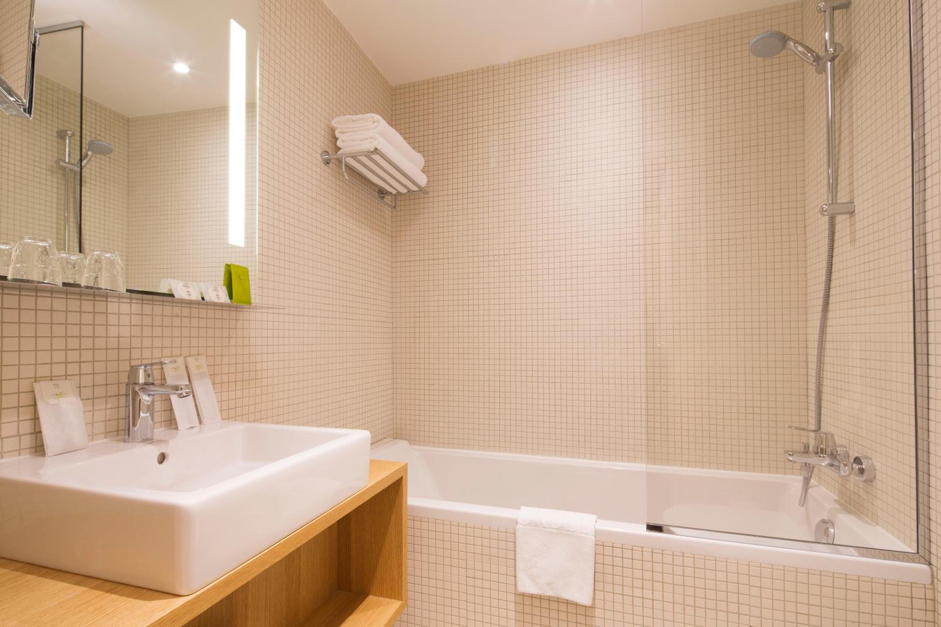 غرفة فاخرة بسرير مزدوج بحوض استحمام، Hotel Cordelia 4/4