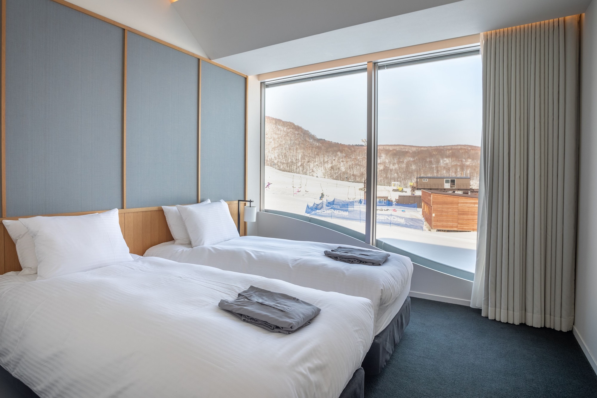 2 BEDROOMS, SUITE, EAST VIEW
