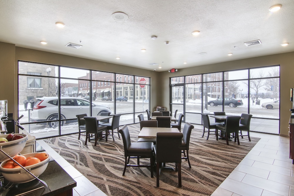 Cobblestone Inn & Suites at UW Stout Downtown Menomonie 46/54