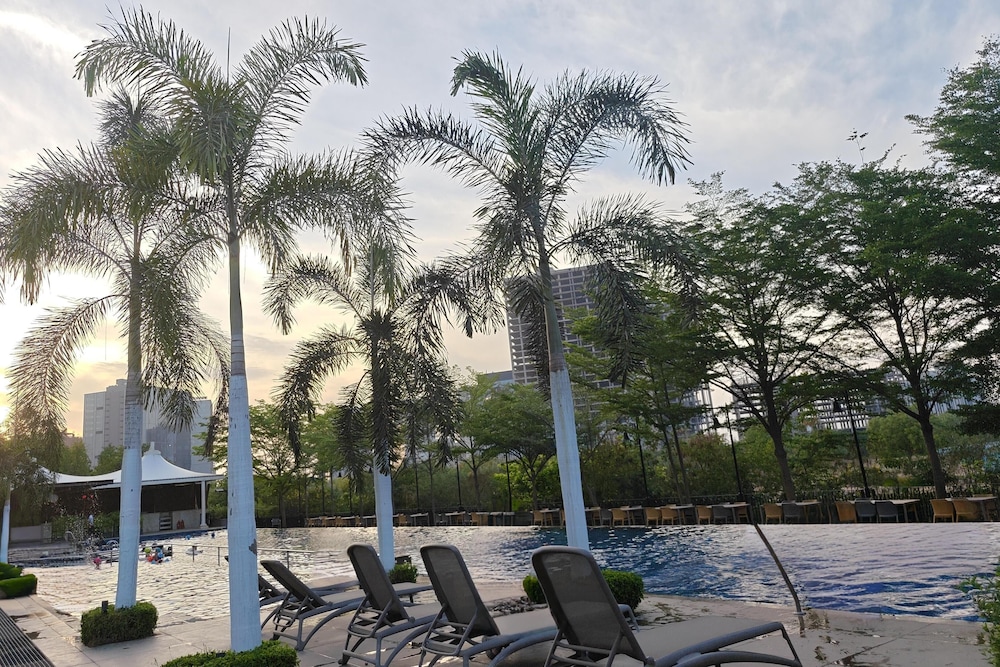 Gift City Club, a member of Radisson Individuals 43/46