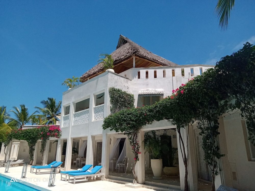 The Villa Luxury Suites Hotel 3/43