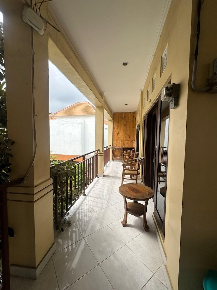 Sari Buana Bed Breakfast 37/62