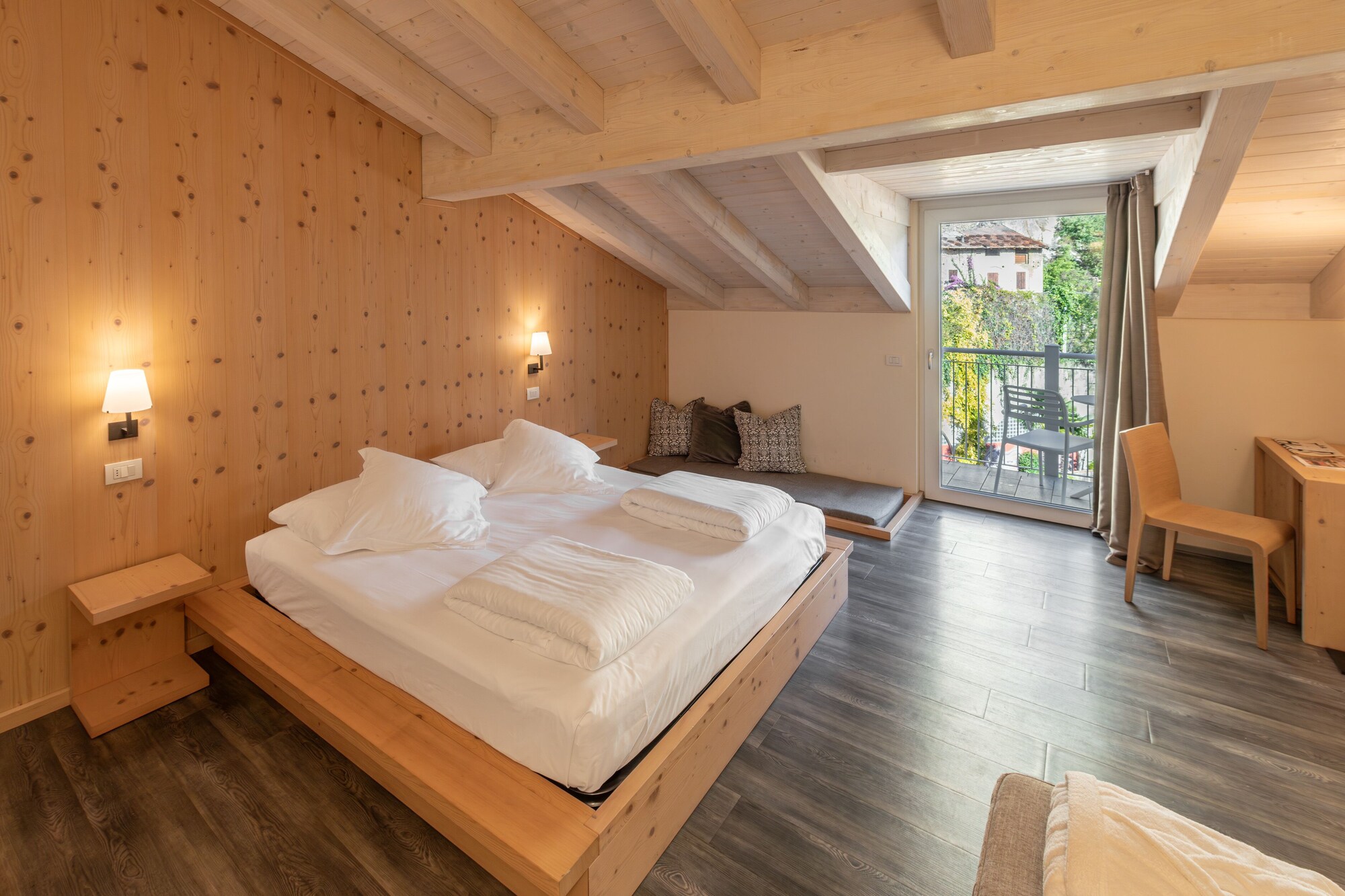 Signature, Queen Bed, Mountain Side, Balcony