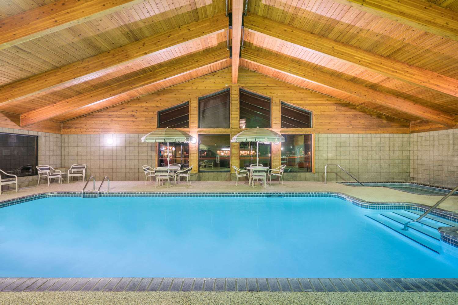 Days Inn & Suites by Wyndham Baxter Brainerd Area 3/8