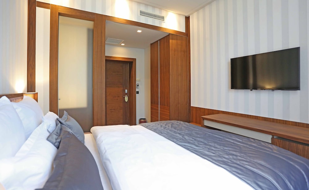 HERITAGE HOTEL KRONE 29/77