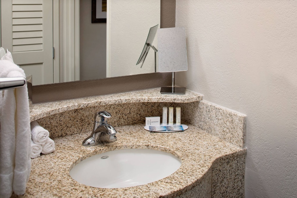 Courtyard By Marriott Houston Westchase 27/28
