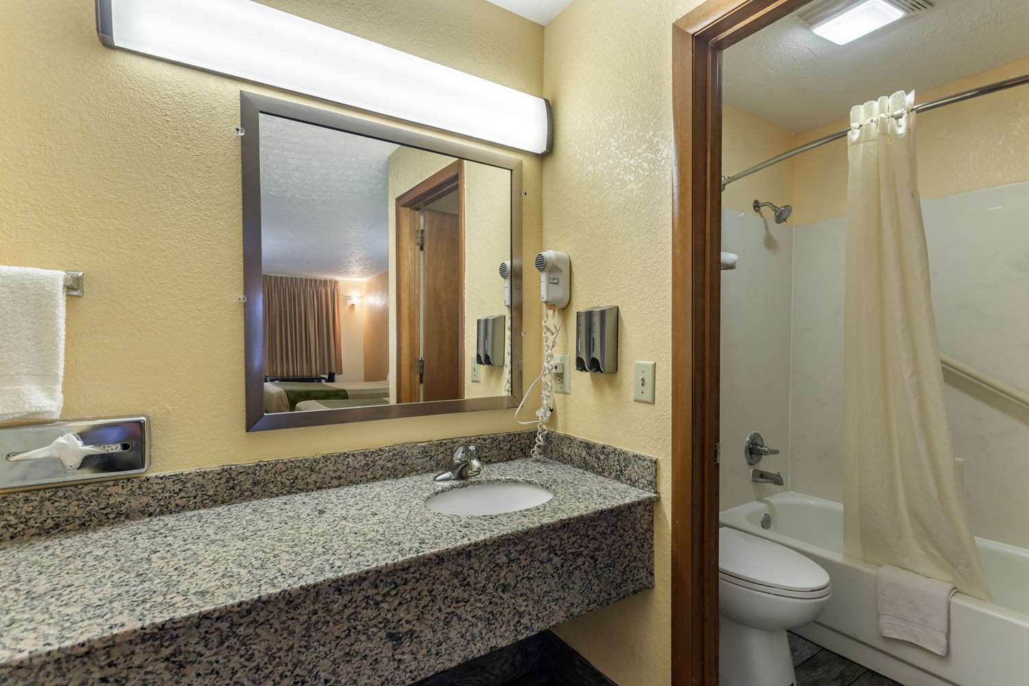 غرفة بسريرين كوين، Econo Lodge North Nashville TN 5/5
