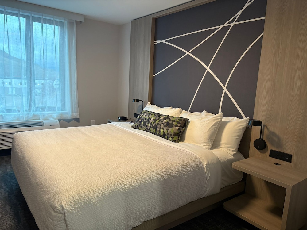 La Quinta Inn & Suites by Wyndham Kelowna BC 17/51