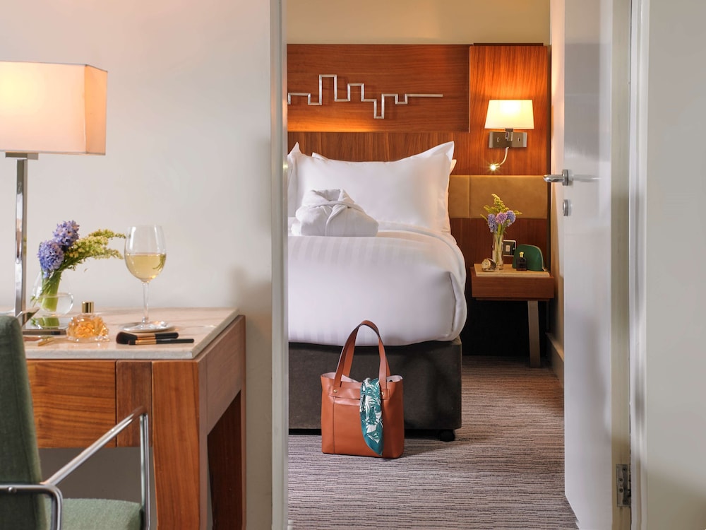 Clayton Hotel Dublin Airport Central 25/72