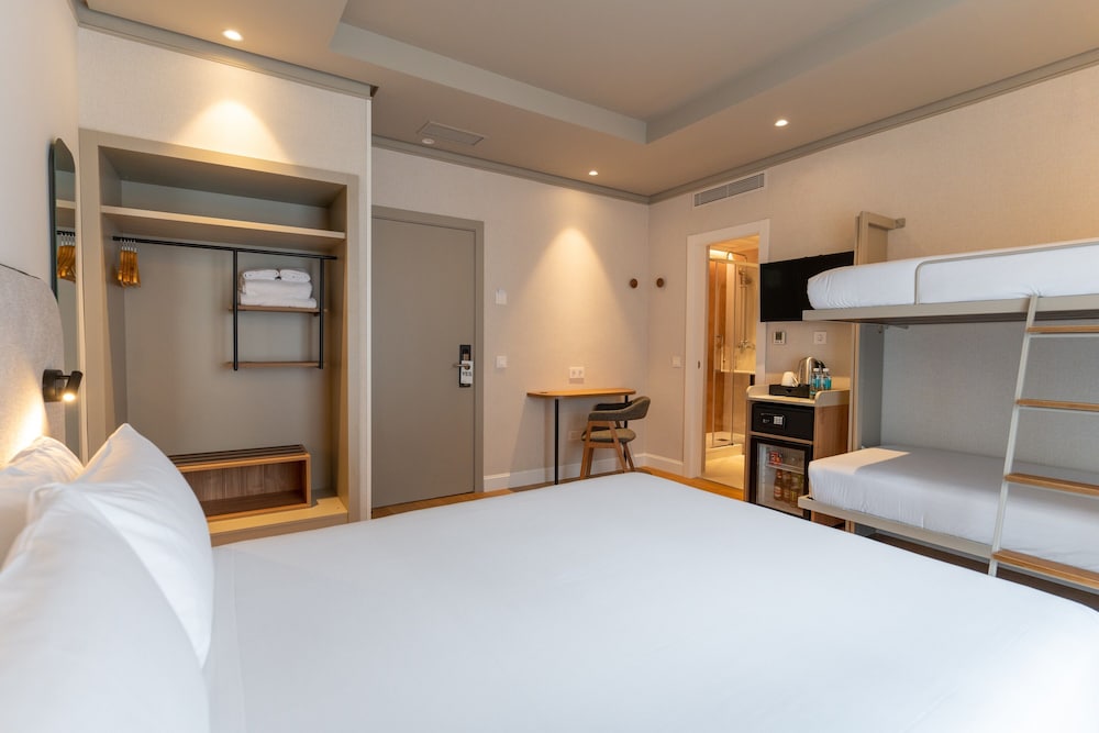ROOM, QUADRUPLE