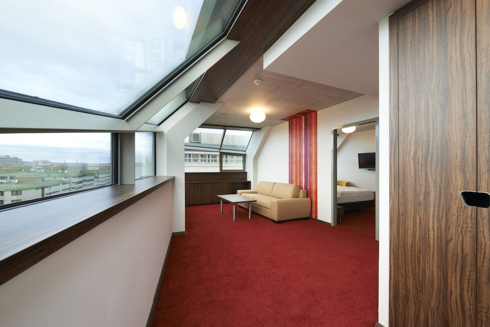 Simm's Hotel 16/41