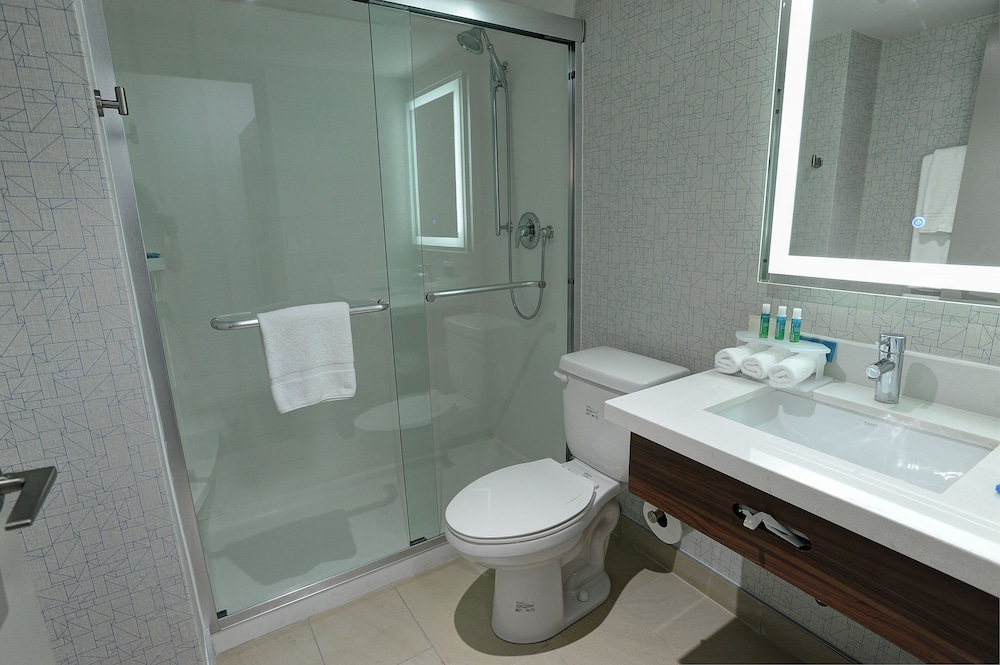 Holiday Inn Express Suites Toronto Airport West 15/55