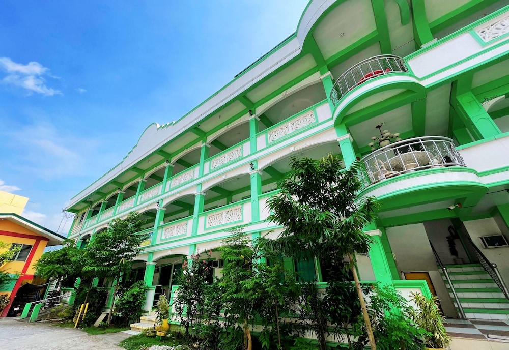 White Beach Hotel Bar And Restaurant 8/90