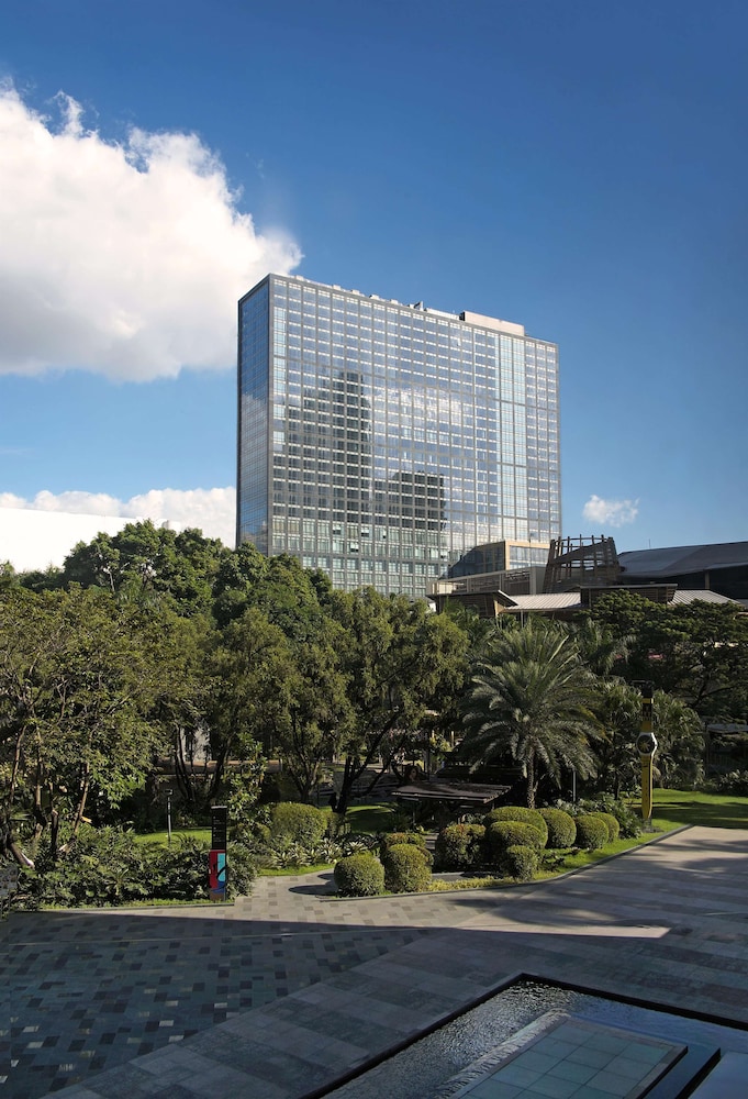 Fairmont Makati 4/50