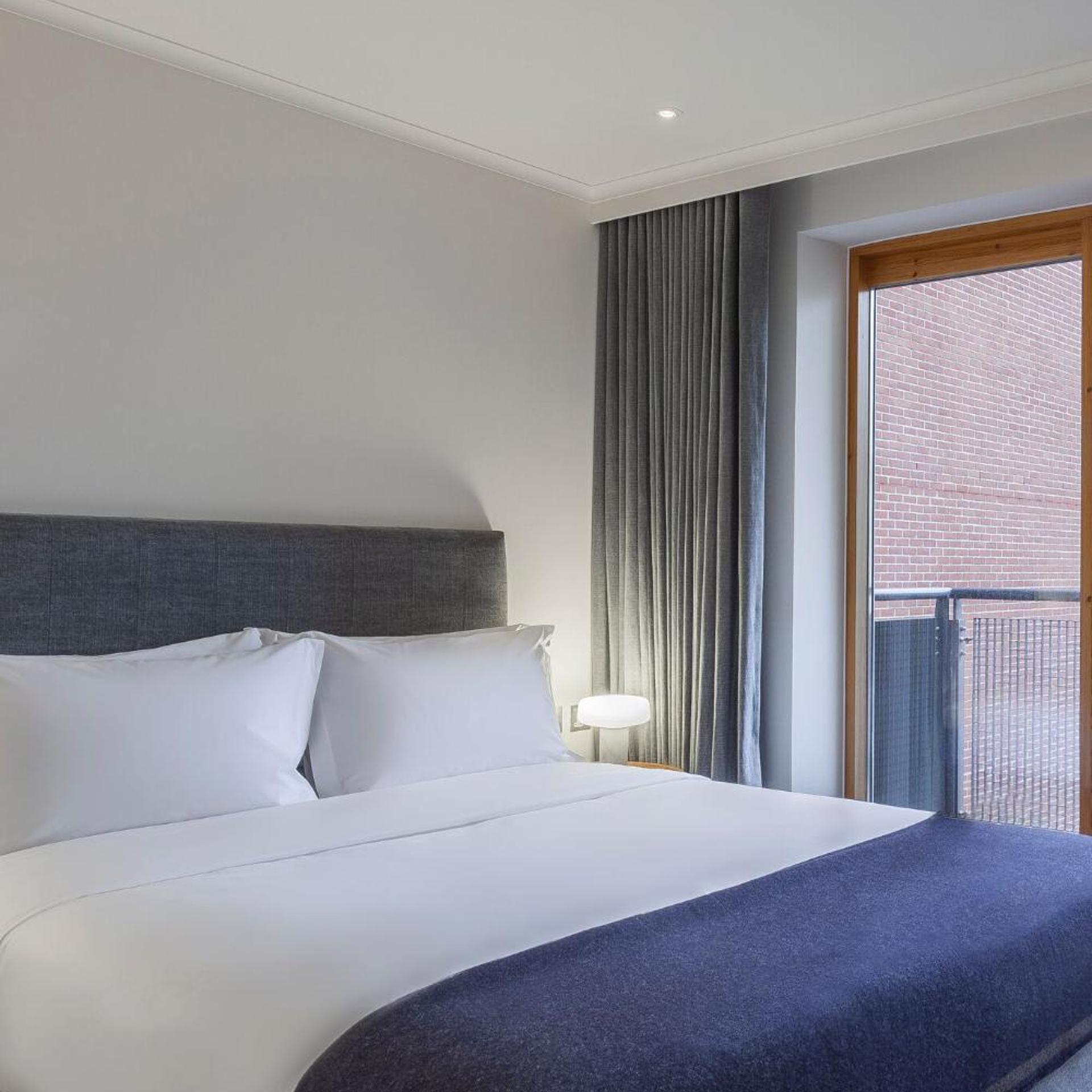 House, King Bed