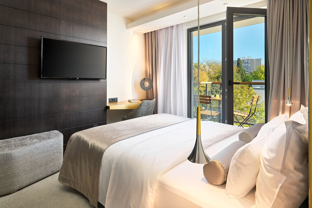 STANDARD, DOUBLE OR TWIN BED, CITY VIEW, BALCONY