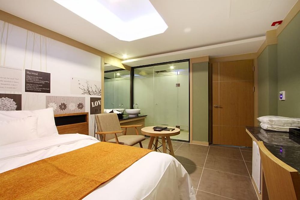 Orsay Hotel 16/38