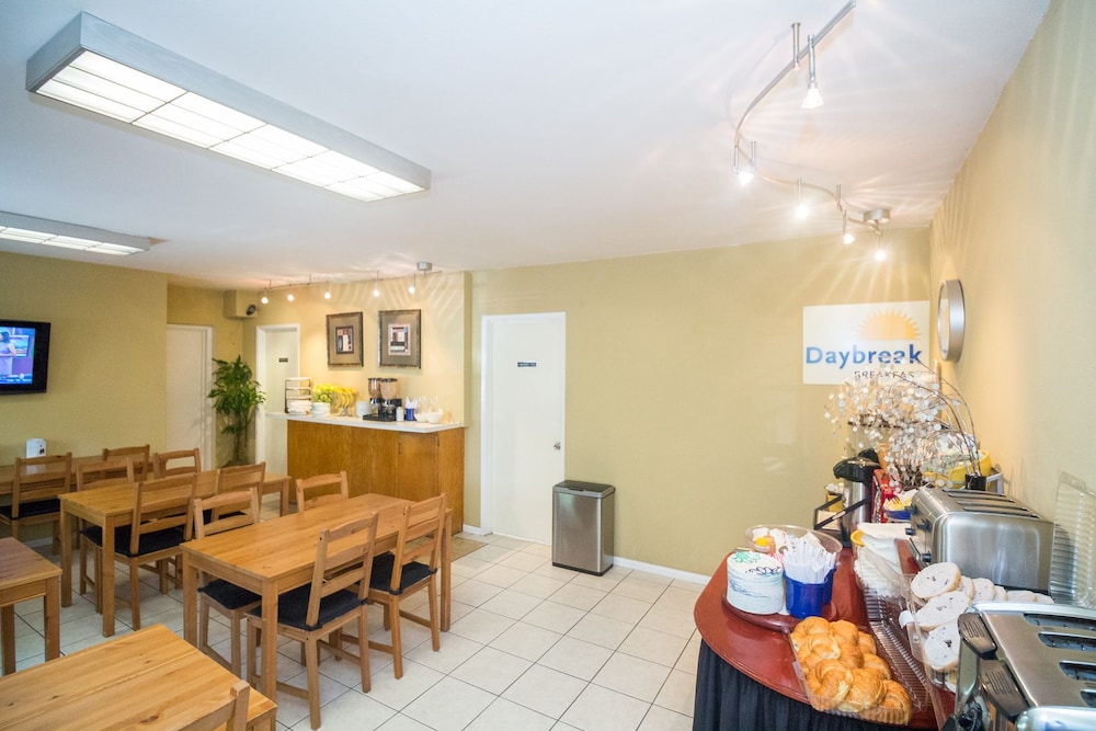 Days Inn by Wyndham San Diego/Downtown/Convention Center 22/30