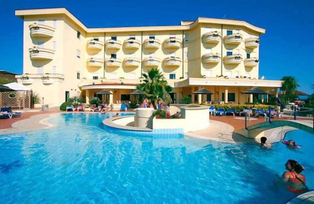Sunshine Club Hotel & Spa in RICADI